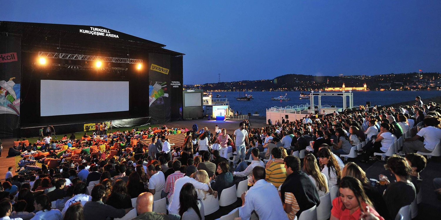 Boğaz Havasında Sinema Keyfi